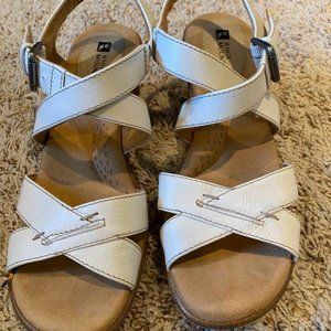 White Mountain Gleeful slingback white leather sandals Size 7.5
